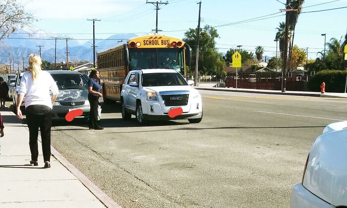 La señora es demasiado perezosa como para encontrar un lugar para estacionar, así que bloquea el autobús escolar y este no puedo pasar a buscar a los niños