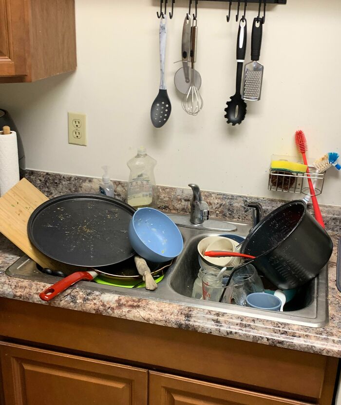 Ayer a las 5 de la tarde limpié toda la cocina. Anoche me quedé en casa de mi pareja y cuando regresé a casa encontré este tiradero que hicieron mis compañeros de piso