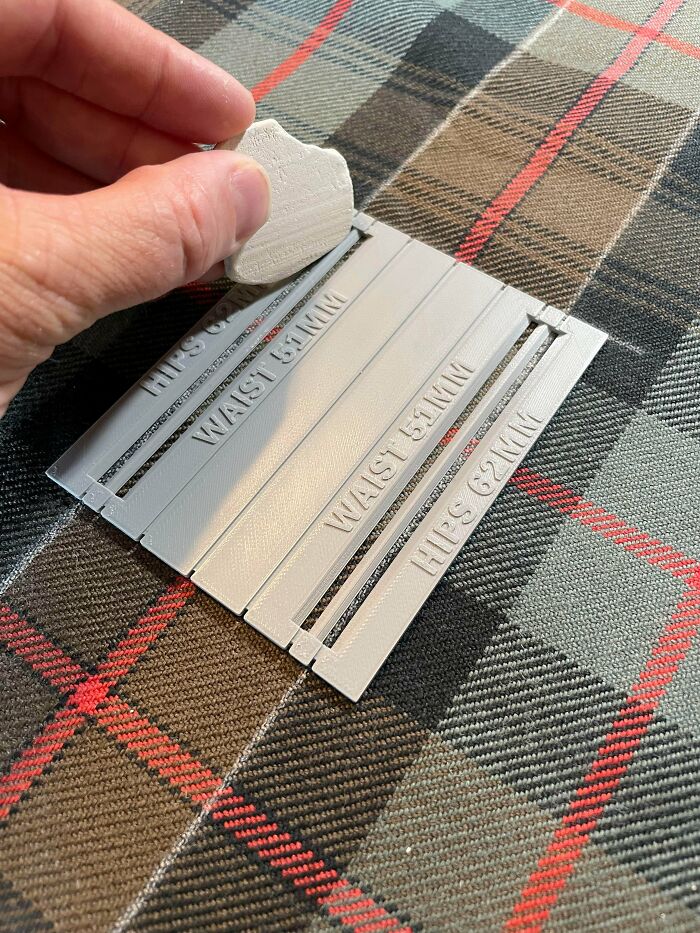Plantilla para marcar el ancho de cadera y cintura para la sección plisada de un kilt. También tiene líneas de guía para la alineación exacta con el patrón de tartán