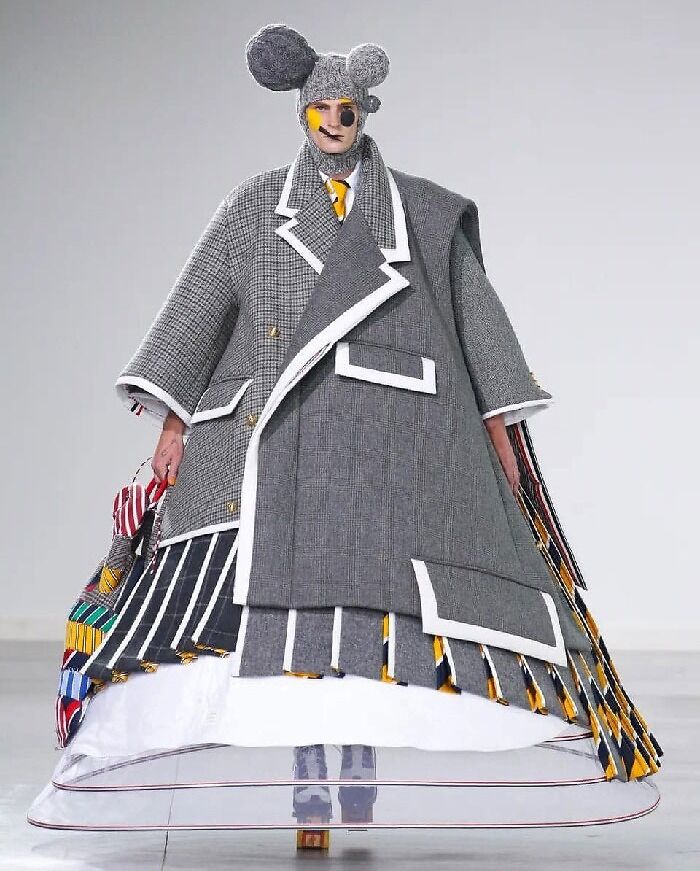 Esto es de la colección Ready To Wear de Thom Brown. ¿Mickey Mouse se emborrachó y se puso la ropa de Minnie para luego pelear con alguien en un bar?