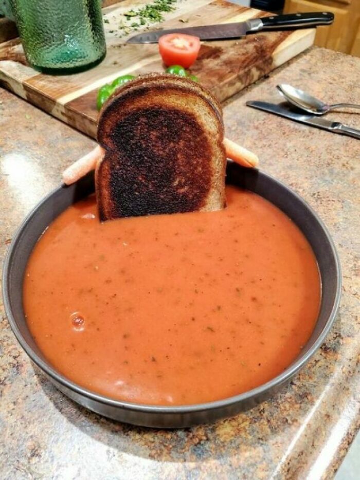 Nos quedamos sin cuencos y platos y esta era la única manera de servir el queso al grill. Parecía un jacuzzi, así que le puse brazos