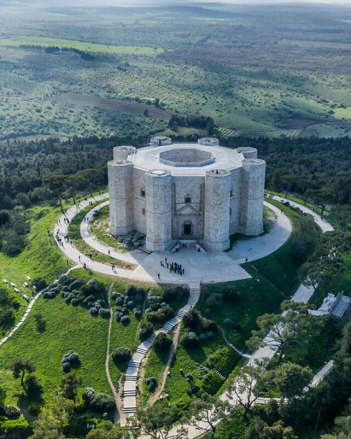 Il Castel Del Monte, un inusual castillo octogonal totalmente simétrico construido en la década de 1240 por el rey Federico II en Andria, al sur de Italia