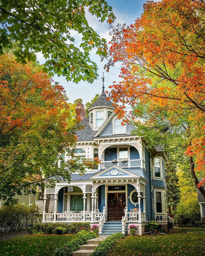 La casa Ask, una casa de estilo Reina Ana construida en 1890 en la avenida Dayton y trasladada a la avenida Ashland en 1977, Saint Paul, Minnesota