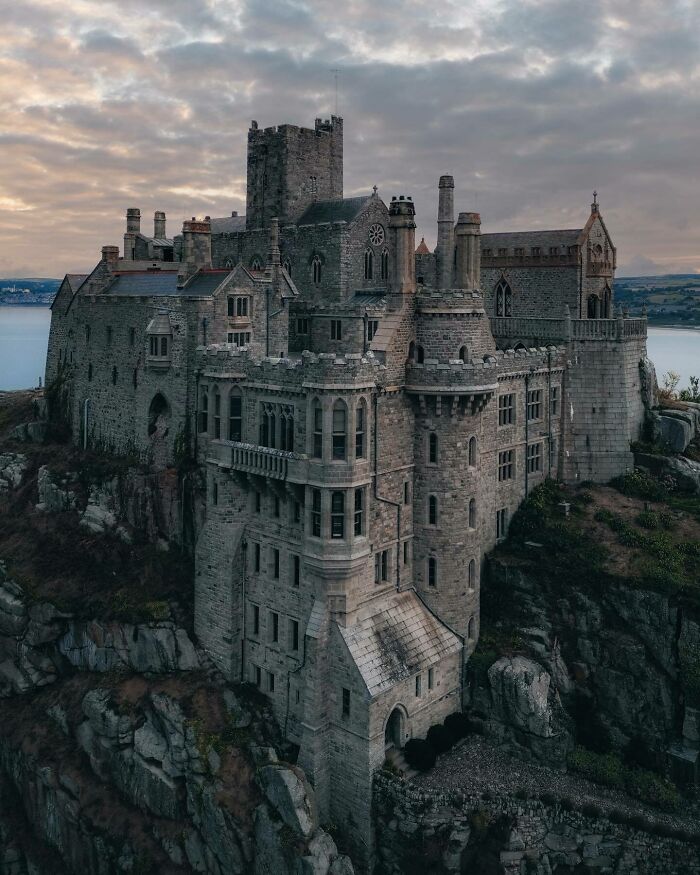 El castillo y la capilla de St Michael's Mount, una isla con marea en la bahía del Monte, en Cornualles, Inglaterra, que ha sido el hogar de la familia St Aubyn desde aproximadamente 1650