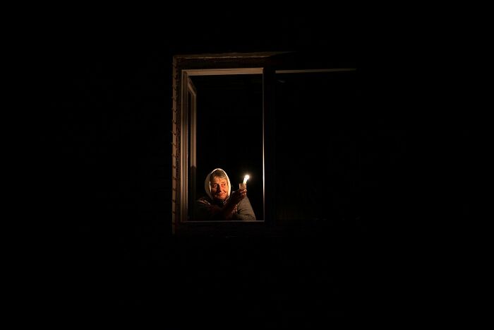 Durante un apagón en Borodianka, región de Kyiv