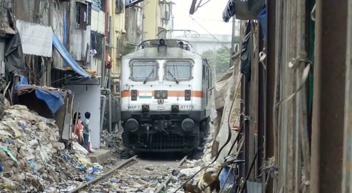 Una locomotora de tren pasando por las vías de la estación de Bandra de Bombay, India