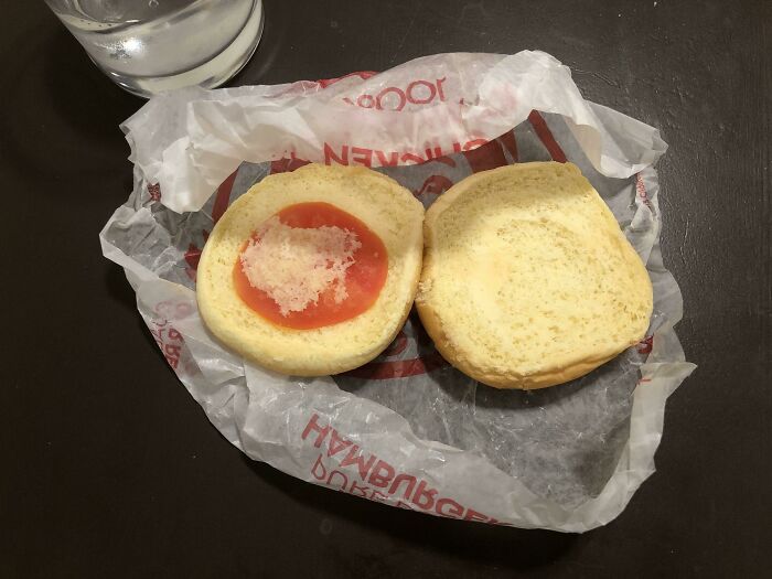 Pedí una hamburguesa con queso y jamón sin tomate; solo me dieron tomate