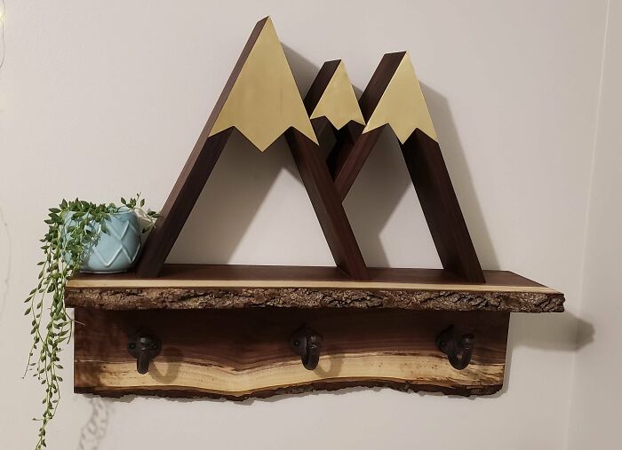 Mi novia se mudó de Alberta y extrañaba las montañas, así que para Navidad le hice un estante/perchero de nogal para darle unas montañas