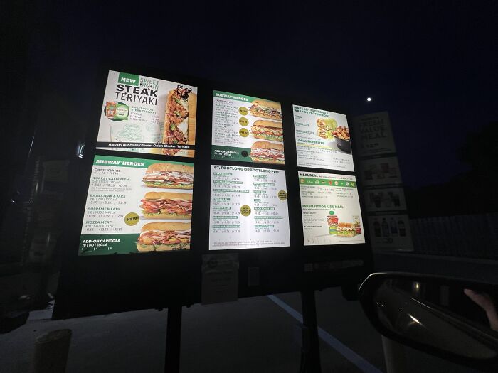 Nunca he visto un Subway con un autoservicio. Como alguien que trabajó en un Subway, ¡eso parece terrible!