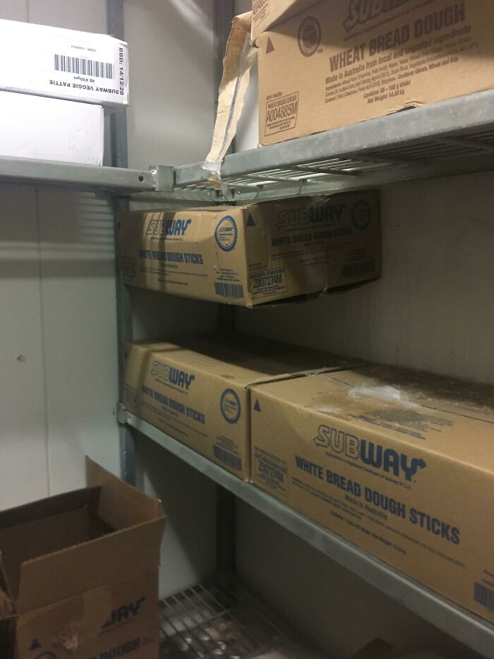 Una caja de pan se congeló en la pared