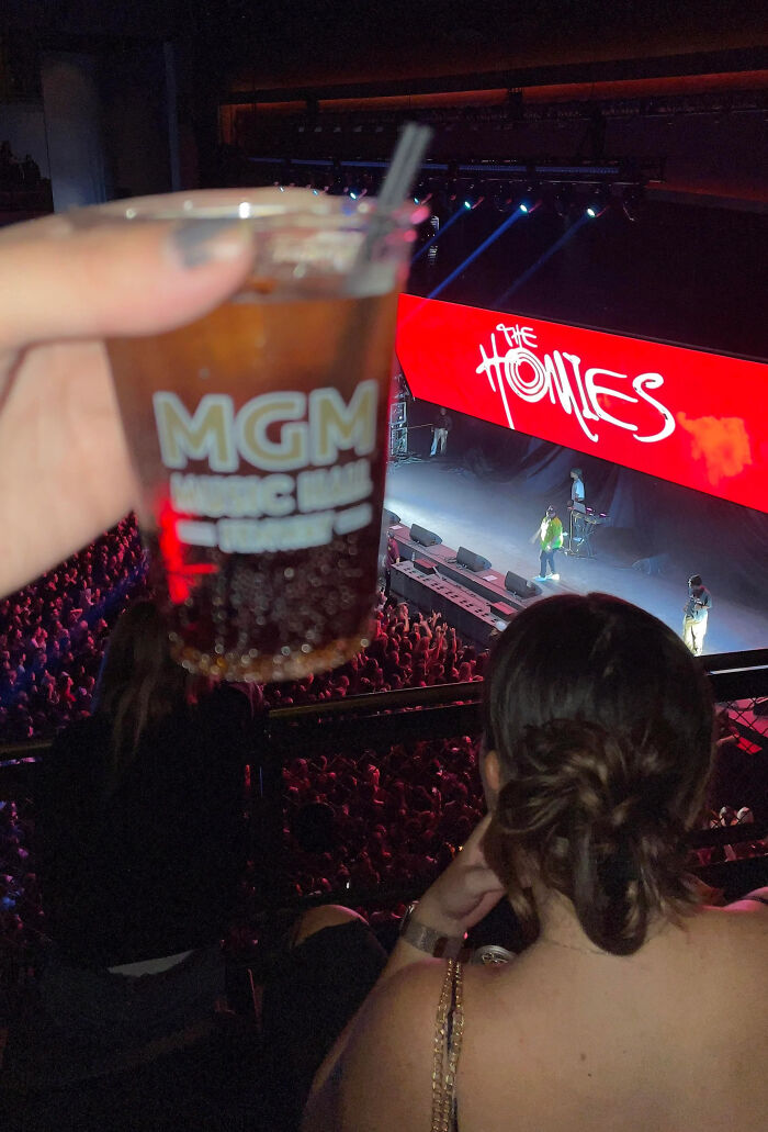 Anoche, en un concierto, pagué 30 dólares por dos bebidas de “tamaño regular”. Bebí 4 sorbos en cada una