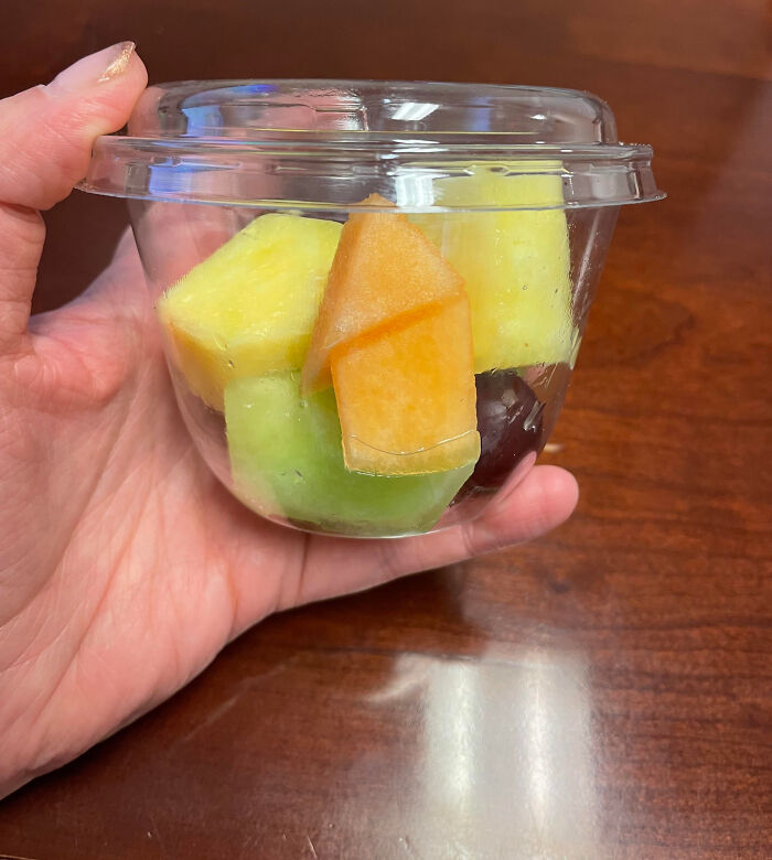 Pagué $4,50 por este pequeño pote de frutas 