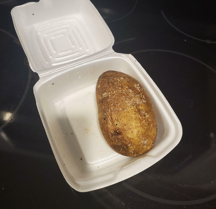 Pedí una papa asada rellena. Pagué casi 5 dólares por esto