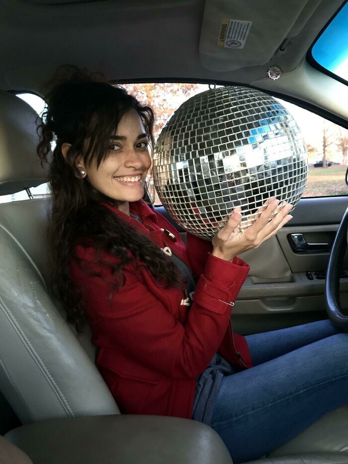 Encontré esta bola de discoteca. Pensé que sería liviana, hecha de poliestireno, ¡pero la verdad es que era muy pesada y bonita!