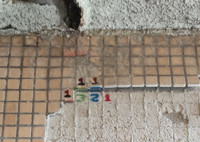 Se cayeron algunos viejos azulejos del metro