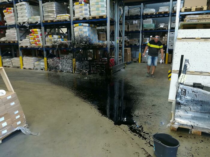 Un compañero de trabajo condujo una carretilla elevadora sobre una lata de aceite