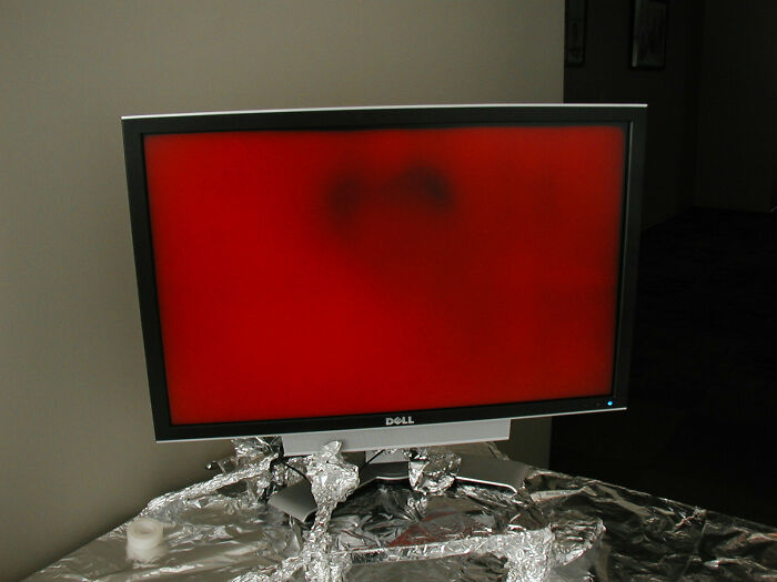 Como broma, unos compañeros de trabajo envolvieron mi oficina en papel de aluminio. En el proceso, mi monitor LCD de 30" se encendió accidentalmente y se quemó