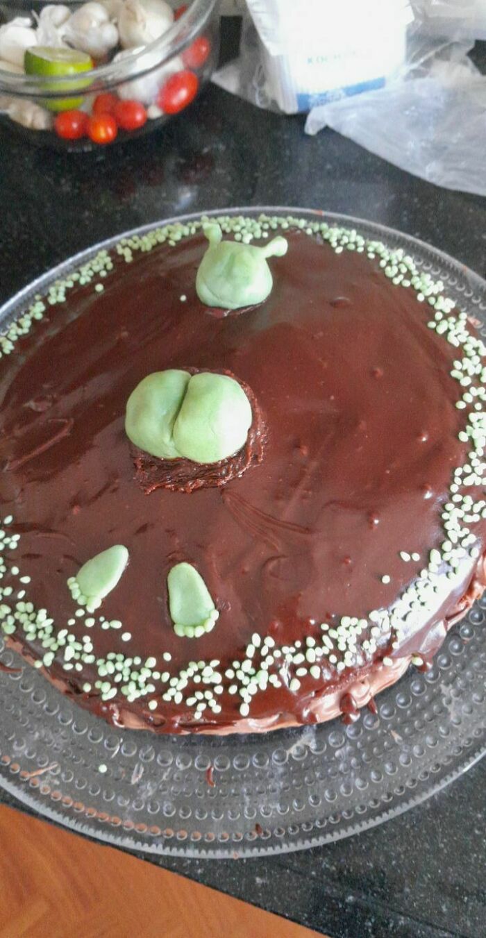 Mi hermana hizo este pastel de chocolate para mi cumpleaños. No podría ser más feliz