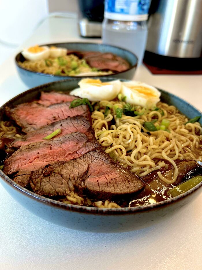 Ramen de fideos instantáneos con caldo de ternera y setas