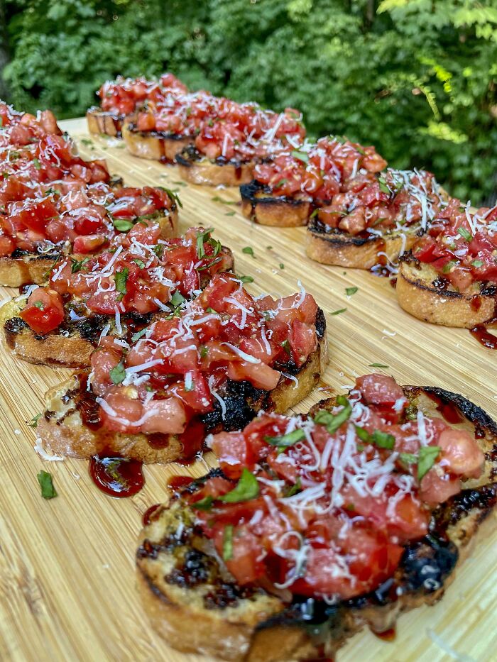 Bruschetta crujiente de ajo y pesto a la parrilla