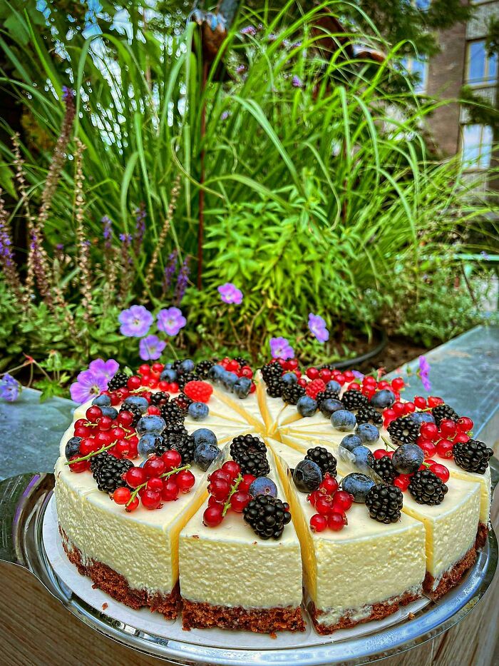 Tenemos mucha fruta de la huerta. Tarta de brownie y mousse de chocolate blanco con fruta fresca