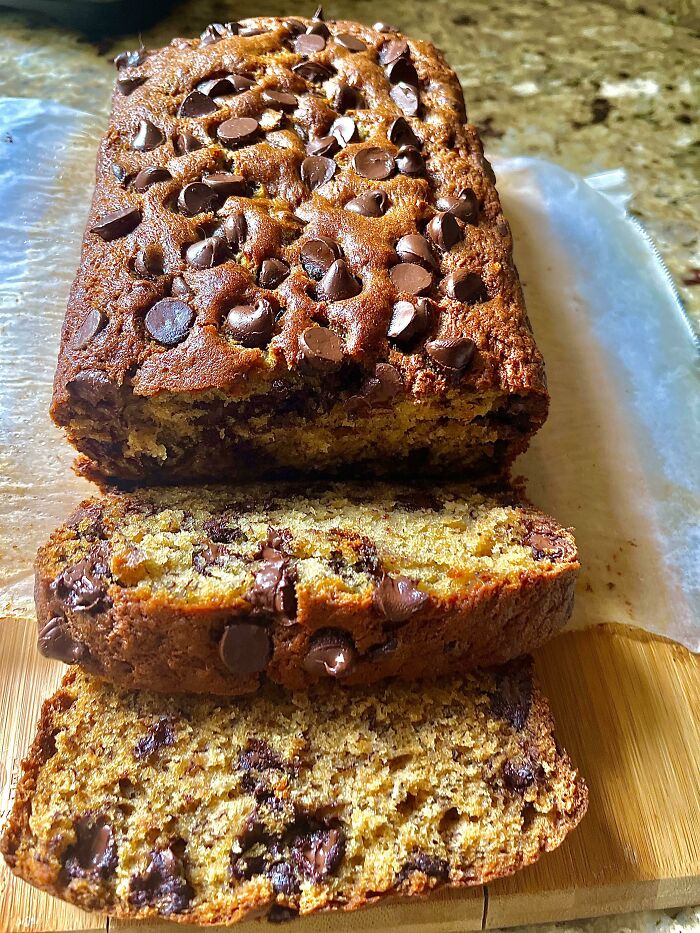 Hice un pan de plátano con trozos de chocolate que quedó muy jugoso