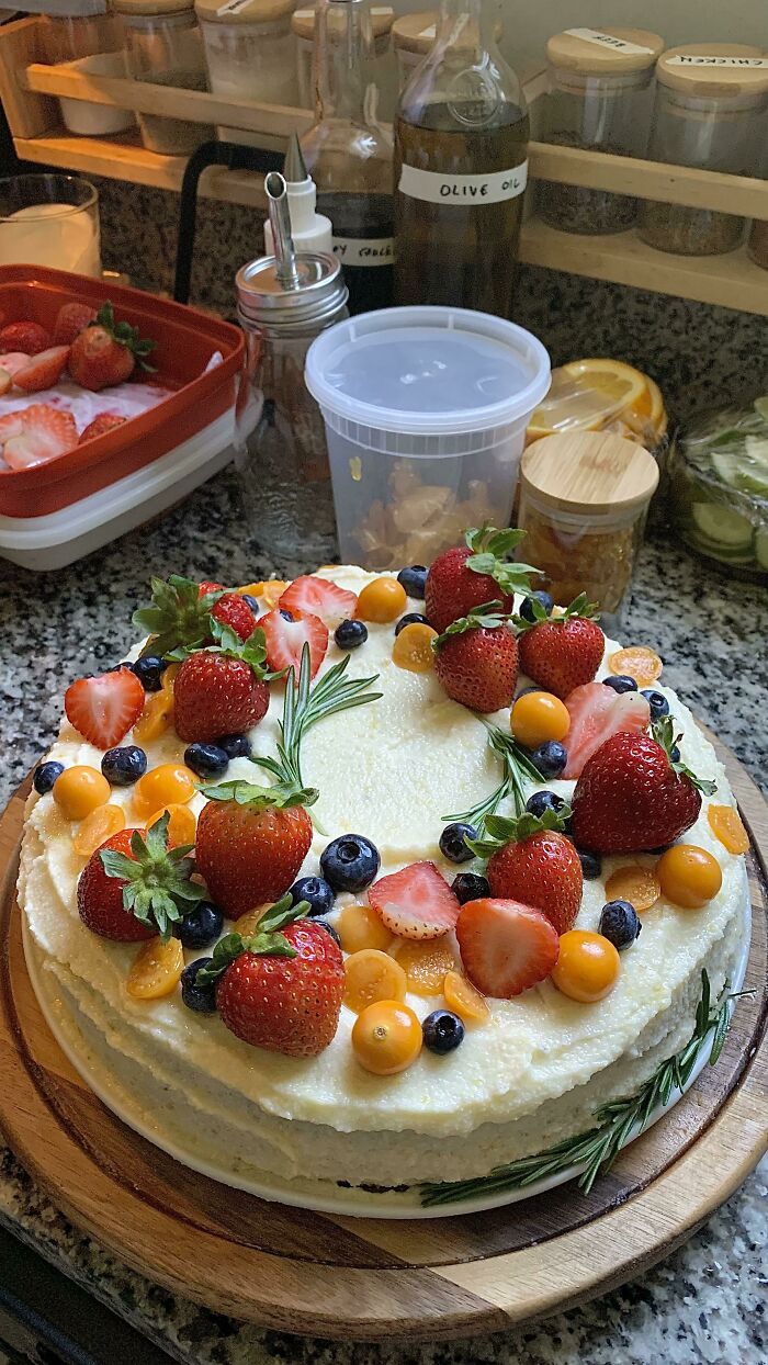 Mi novia y yo no cocinamos pero hicimos su pastel de cumpleaños desde cero y quedó realmente hermoso