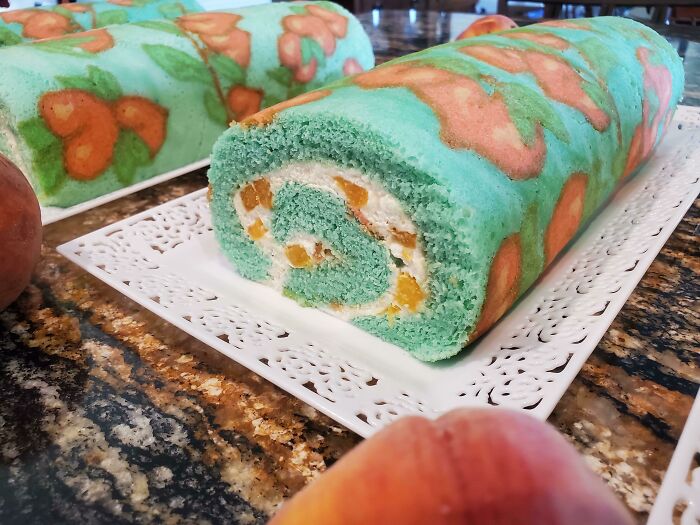 Tarta de melocotón y nata para un festival local del melocotón