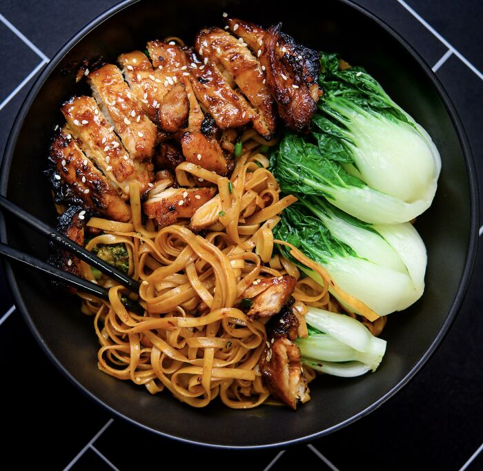 Lo Mein casero de pollo a la barbacoa asiática