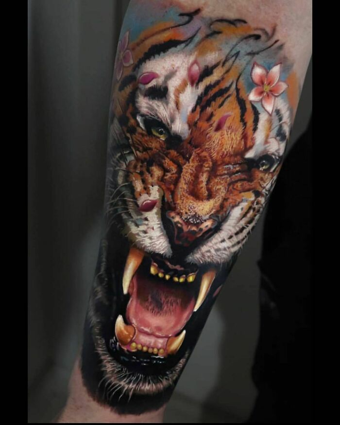 Un tatuaje de tigre hecho por Ricardo G. Ciechorski