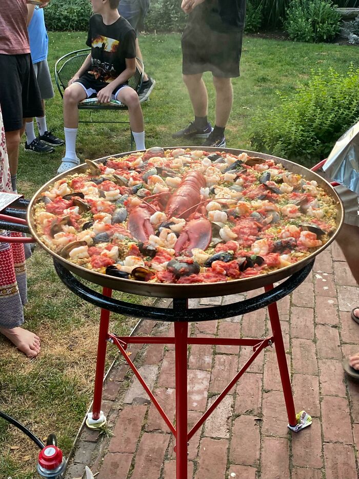 ¡Mira que paella más de put* madre!