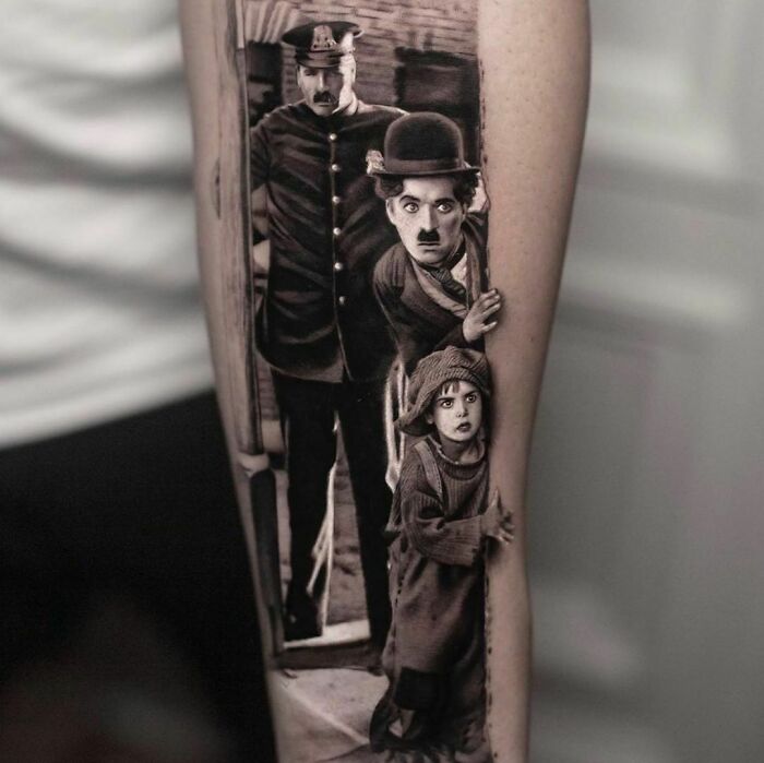Tatuaje de Charlie Chaplin, hecho por Inal Bersekov 