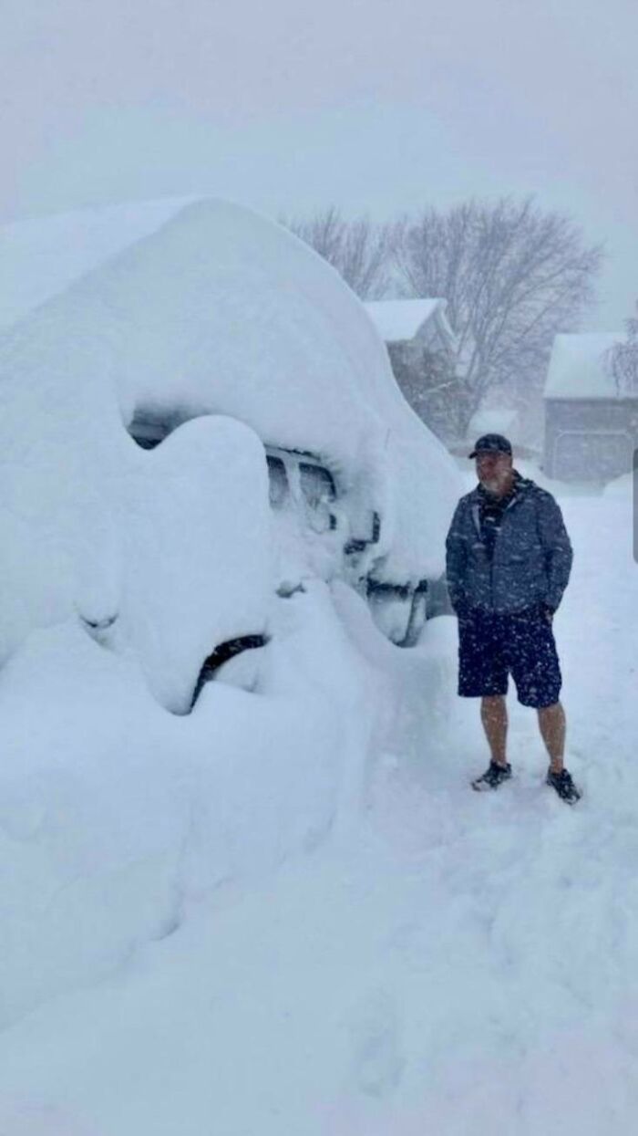 People Are Posting Wild Photos As Buffalo, New York, Digs Up From 6 Feet Of Snow