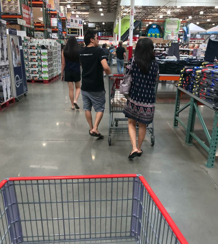 La mujer que empuja el carro es ciega. El hombre que está a su lado repite todo lo que ve: lo que está en oferta, las marcas y los estilos