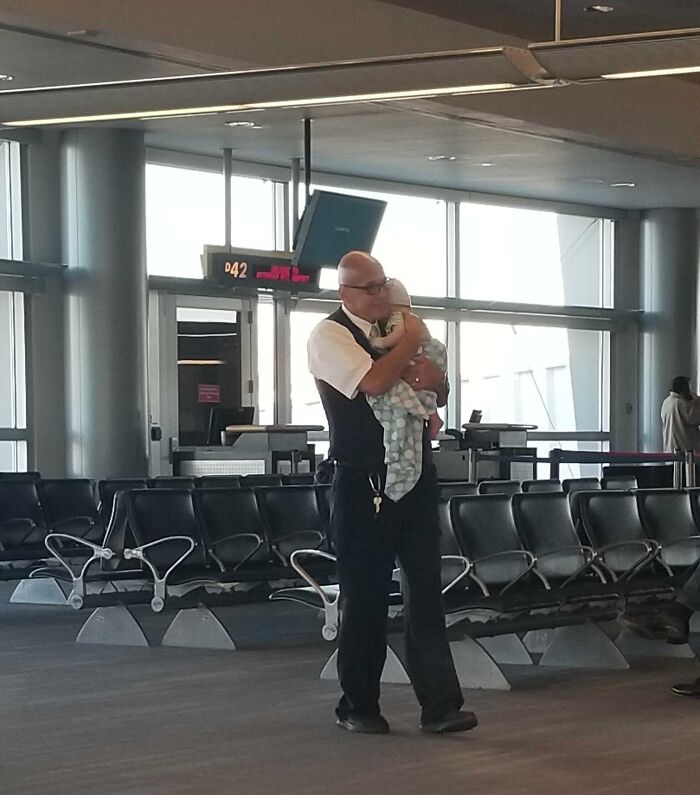 Este agente de la puerta de embarque se ofreció a ayudar a una madre agotada que viajaba sola a calmar a su bebé que lloraba