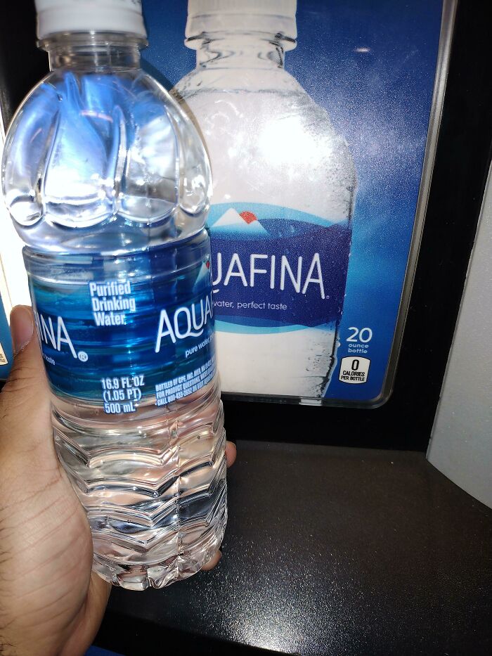 A mí también me han engañado. Pagué 2$ por una botella de agua de 20 onzas, no por una de 16.9 onzas