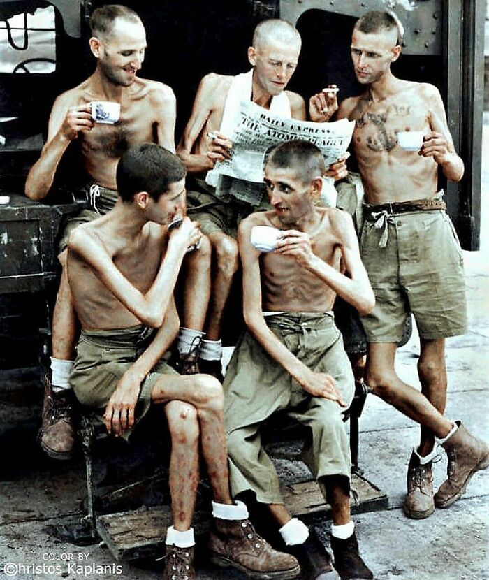Soldados australianos tras su liberación del cautiverio japonés en Singapur, 1945. Coloreado por: Hristos Kaplanis