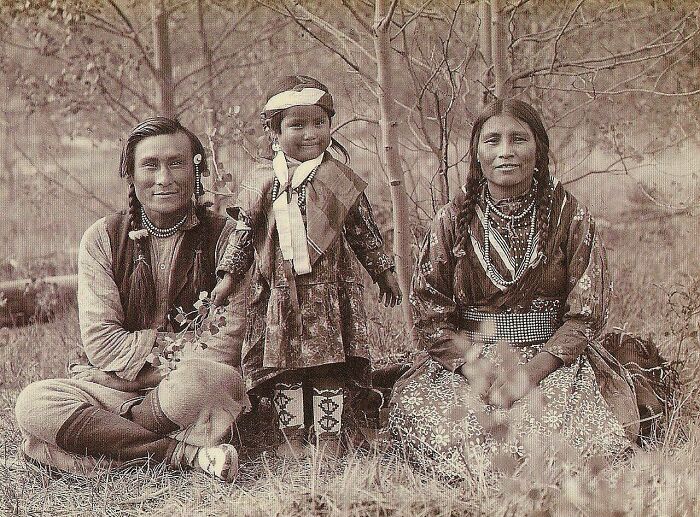Samson Beaver, miembro de la Primera Nación Stoney, con su esposa Leah y su hija Frances Louise, 1907