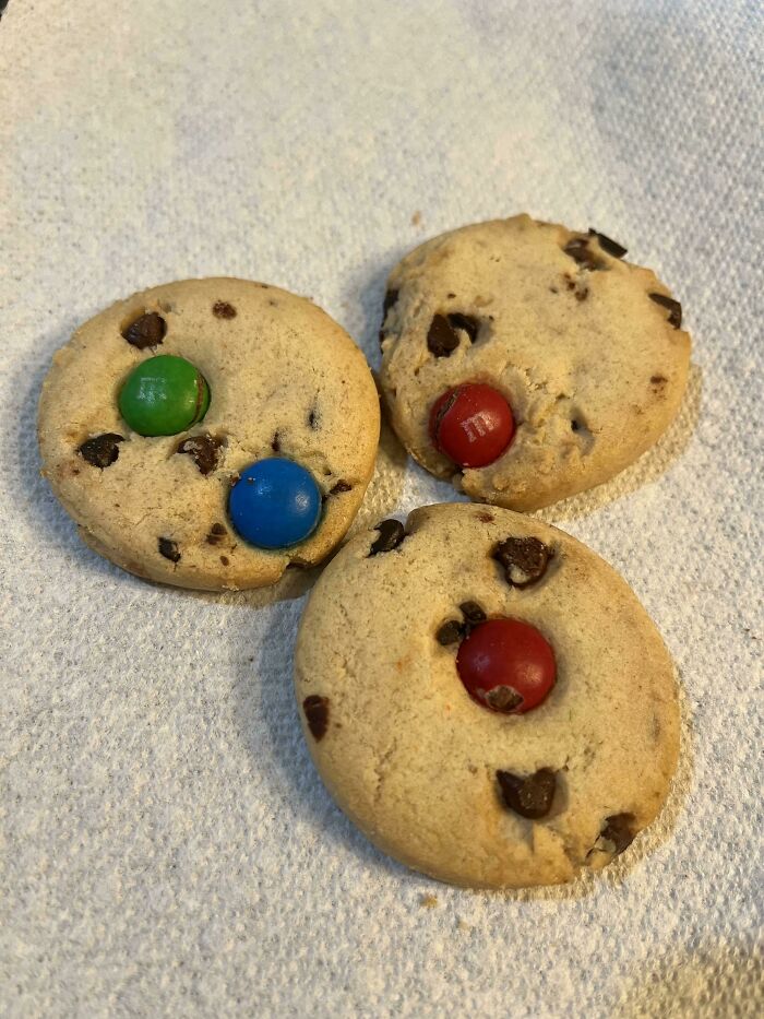 Bueno, ahora han ido demasiado lejos. [keebler Rainbow Chips Deluxe - Debería tener 3 M&m's por galleta]