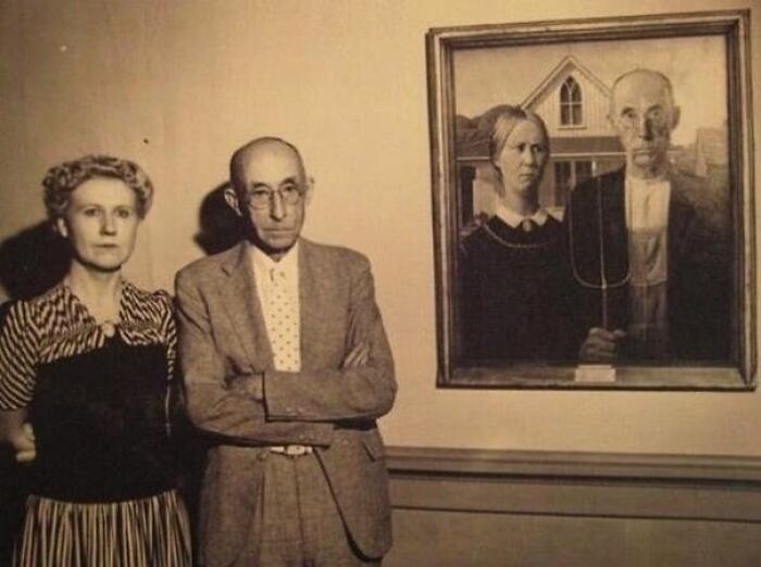 Los modelos de "American Gothic" junto a la pintura (1942)