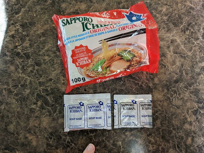 Los paquetes de sabores Ichiban son cada vez más pequeños. Encontré un paquete viejo en mi cajón de especias, el viejo tiene muchas más especias que el nuevo