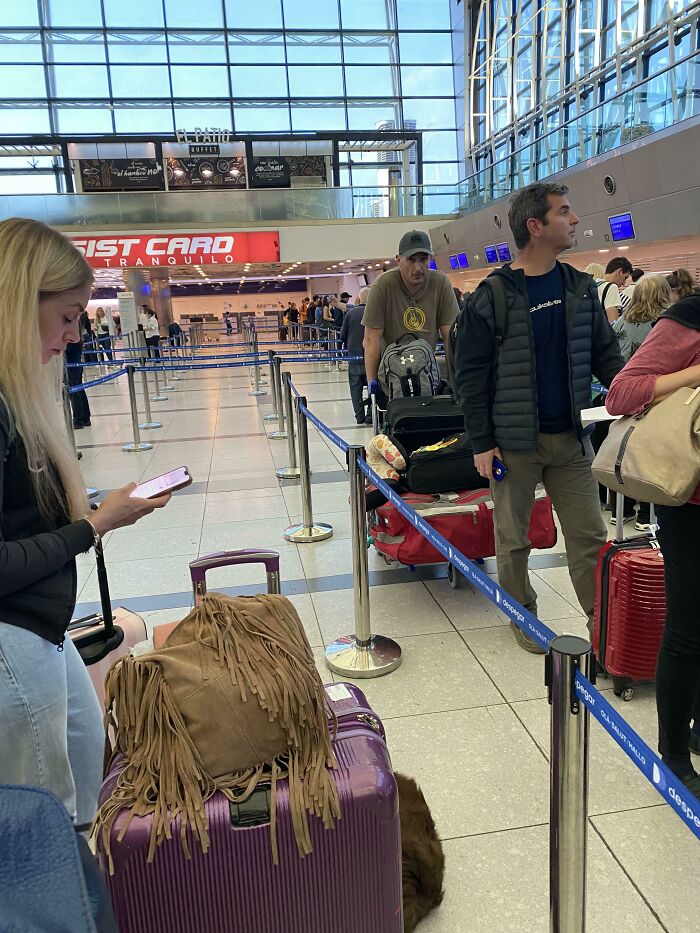 Esta chica espera en el aeropuerto a que la cola avance para moverse. La gente se enfrentó a ella y respondió: "Es lo mismo si me muevo ahora o después"