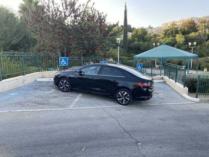 La forma de estacionar de este imbécil. No hace falta decir que no tenía ningúna pegatina de “discapacitado” en el coche 