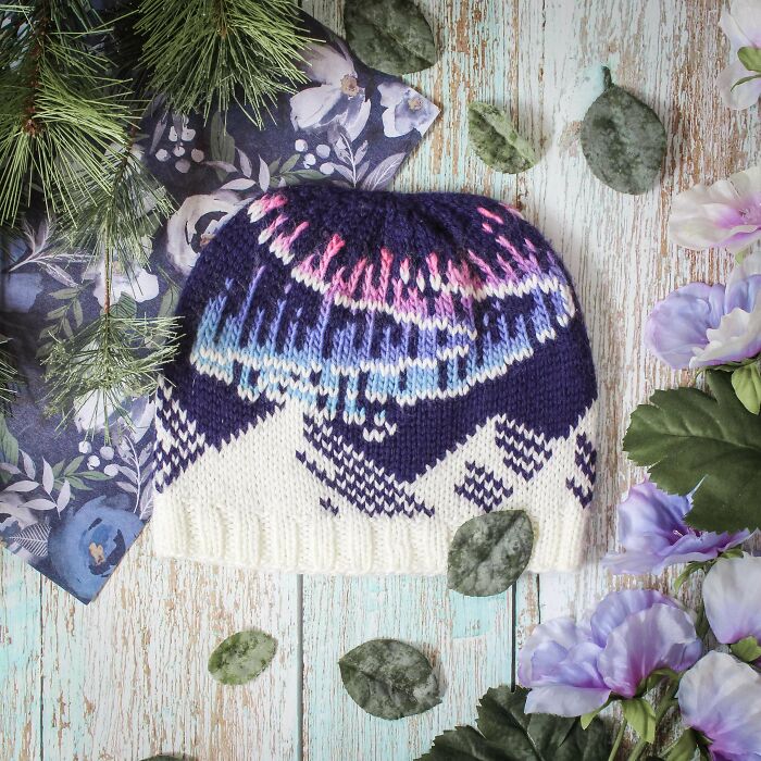  Usé el hilo en degradé para hacer un gorro inspirado en la aurora boreal
