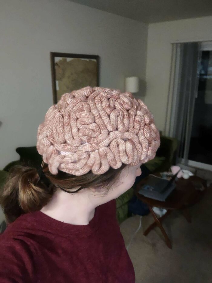 ¡Por fin he terminado mi gorro de cerebro! Lo tejí mientras hacía mis cursos de neurología y salud mental