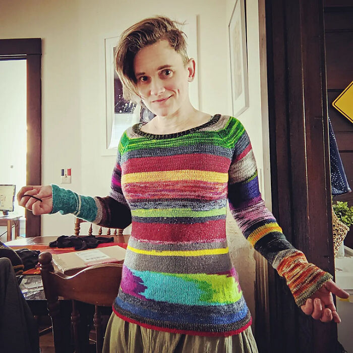 Yo hace 10 años: "¿Restos de hilo? ¿Quién tiene restos de hilo?" Yo hoy: Teje un jersey entero con restos de hilo de calcetín