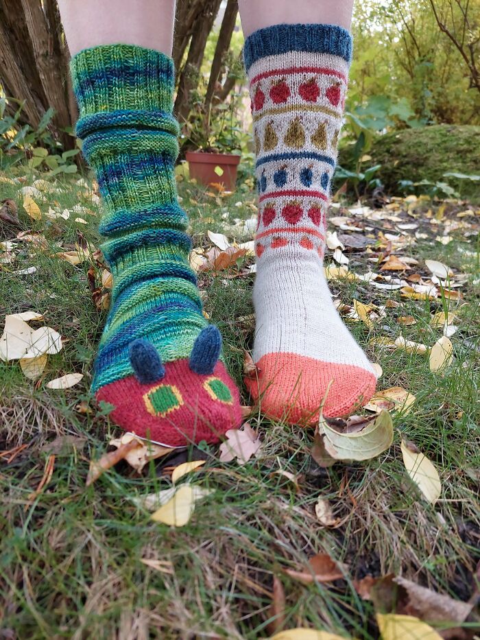 Acabo de terminar un par de calcetines inspirados en La oruga muy hambrienta para un proyecto artístico 
