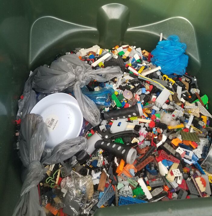 El novio de mi madre tiró mi colección de LEGO de hace 9 años porque no la usaba hace bastante tiempo. También había sets de los 90 y mi colección de Harry Potter 