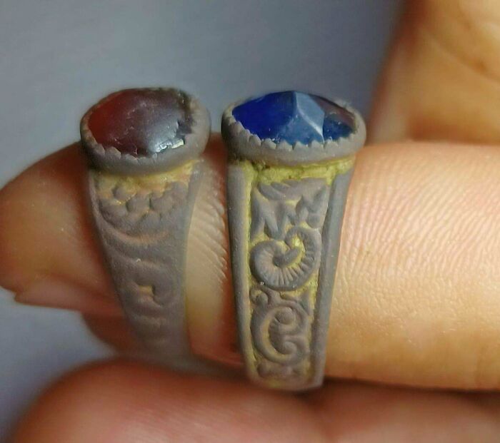 Hoy he encontrado este par de anillos en un bosque local, en Rumanía, utilizando un detector de metales