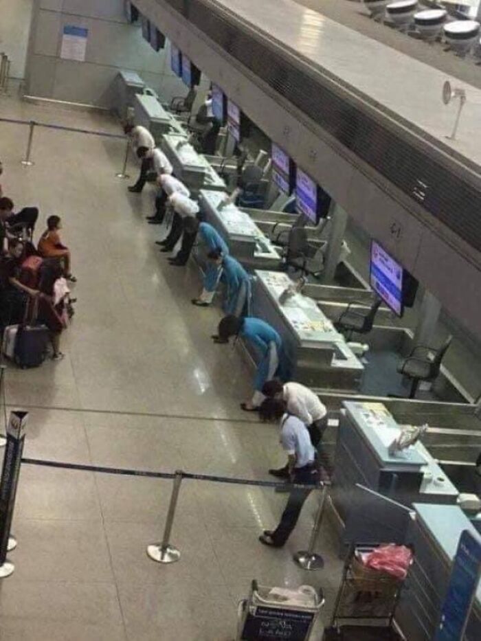 En Vietnam, el personal de Japan Airlines se inclinó ante los pasajeros debido a que un vuelo se retrasó por una tormenta